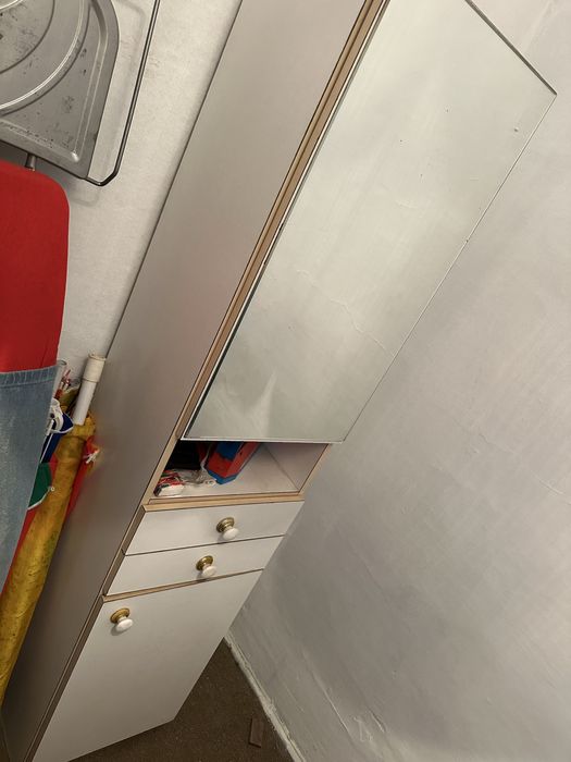 Armario de arrumacao com espelho