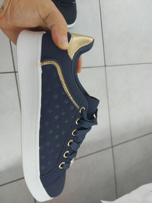 Sapatilha azul com dourado