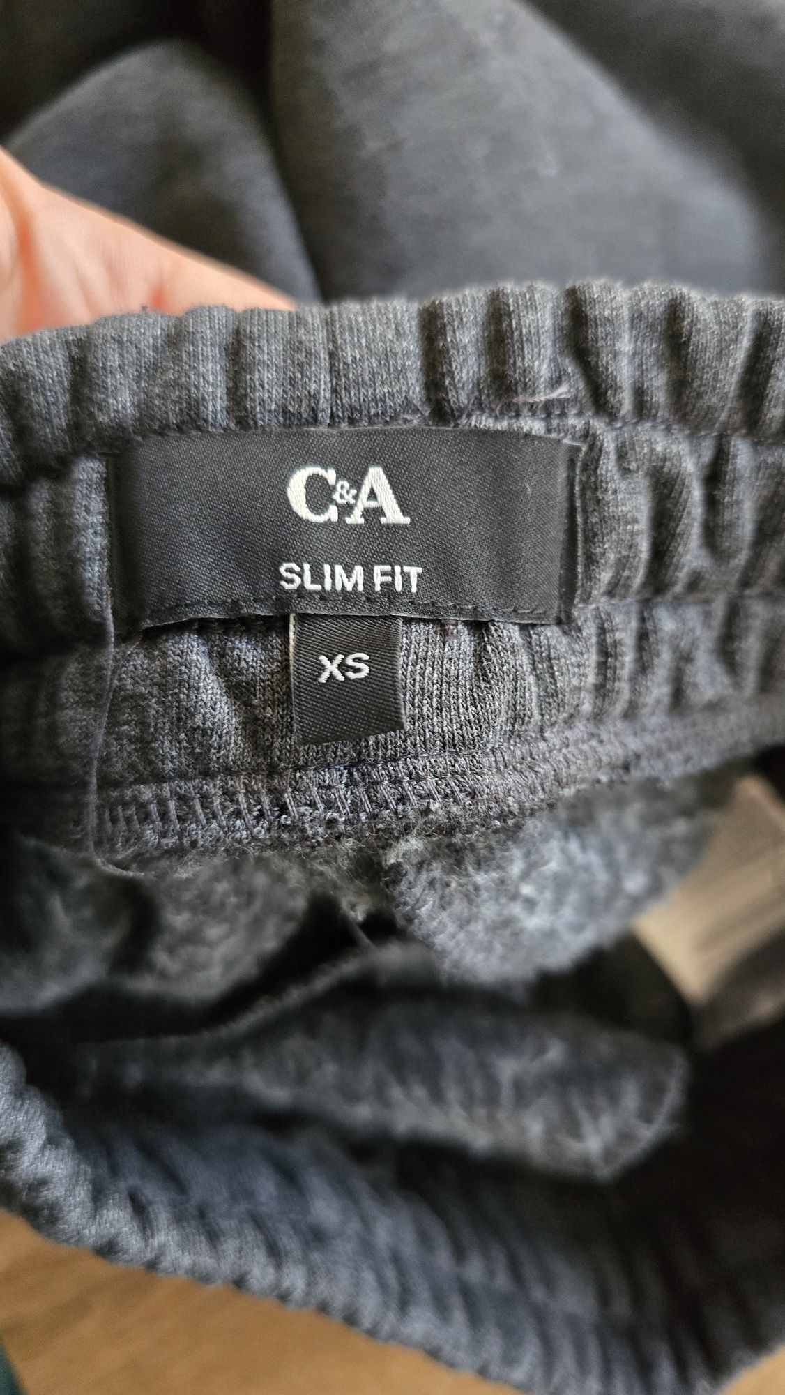 Spodnie dresowe joggersy marki C&A, szare, Rozmiar XS, slim fit.