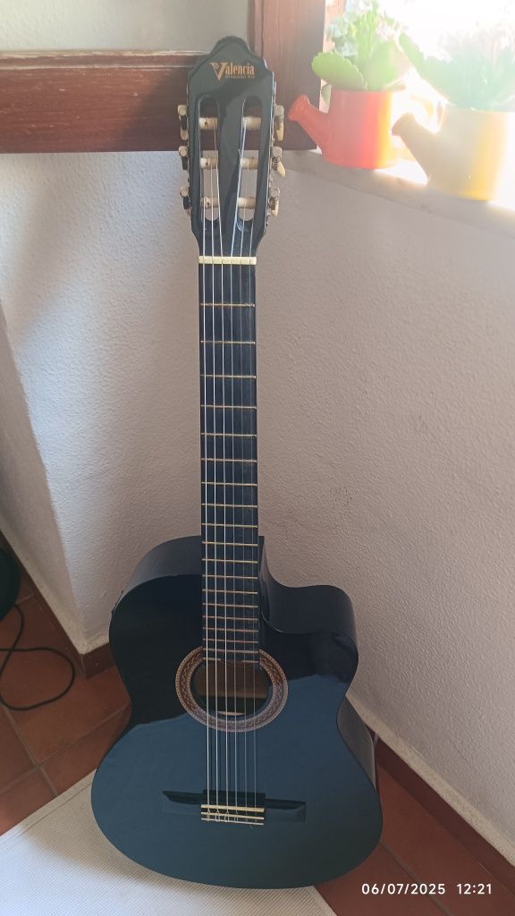 Violão elétrico.