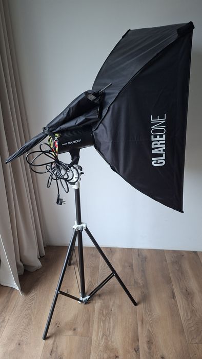 Zestaw oświetleniowy dwóch lamp GODOX SK300II parasol srebrny softbox