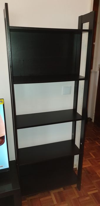 3 Estantes  e  uma mesa