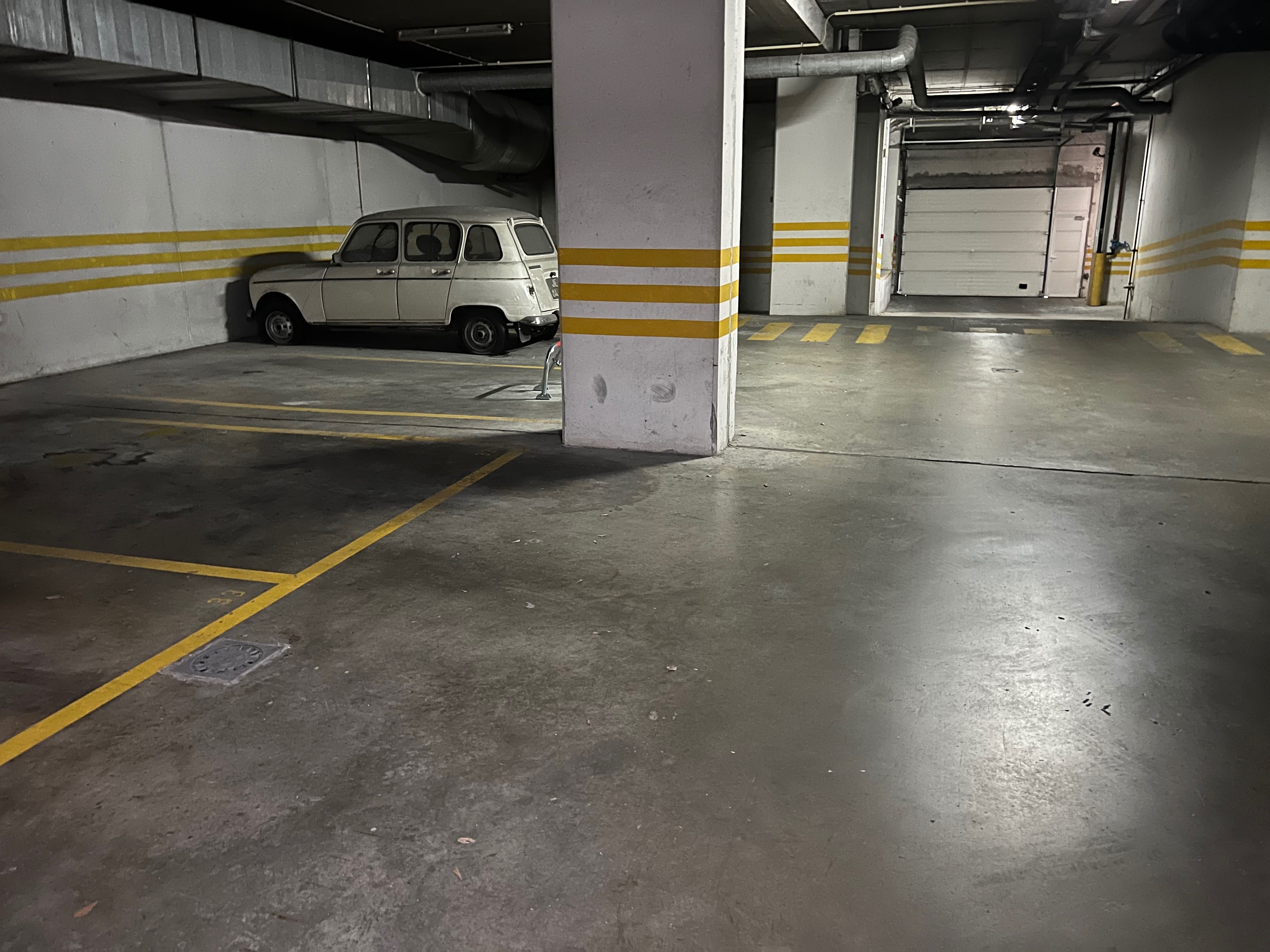 Aluga-se local de garagem Parque das Nações