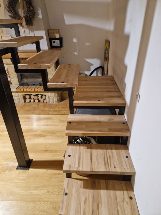 Schody metalowe z drewnianymi stopniami