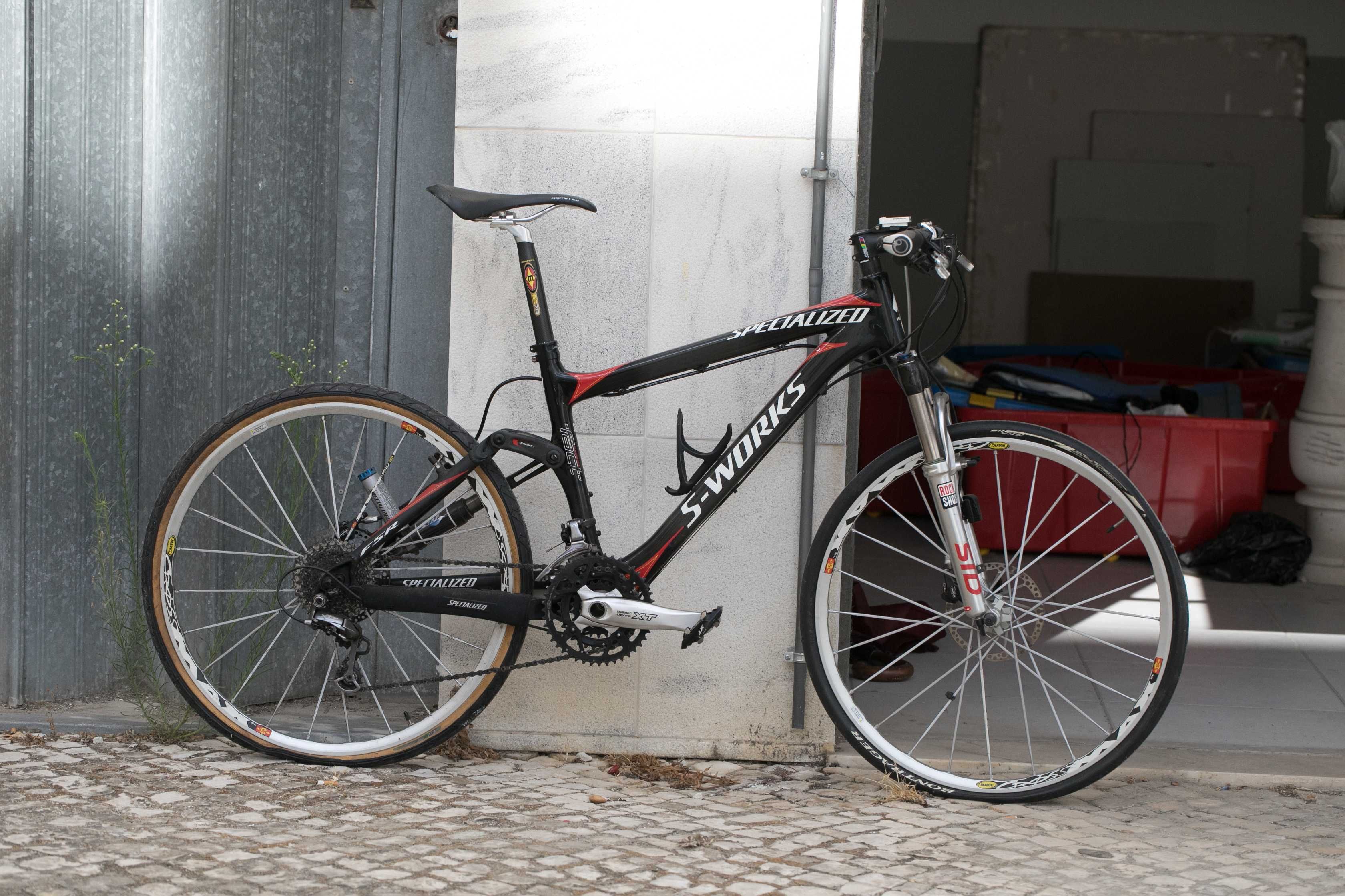 Specialized S-Works Epic 2006 com pneus de estrada