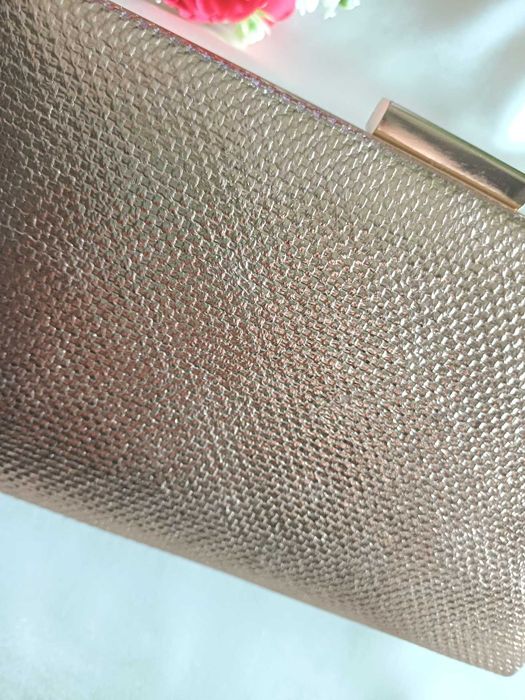 Wieczorowa kopertówka - Karbowane złoto