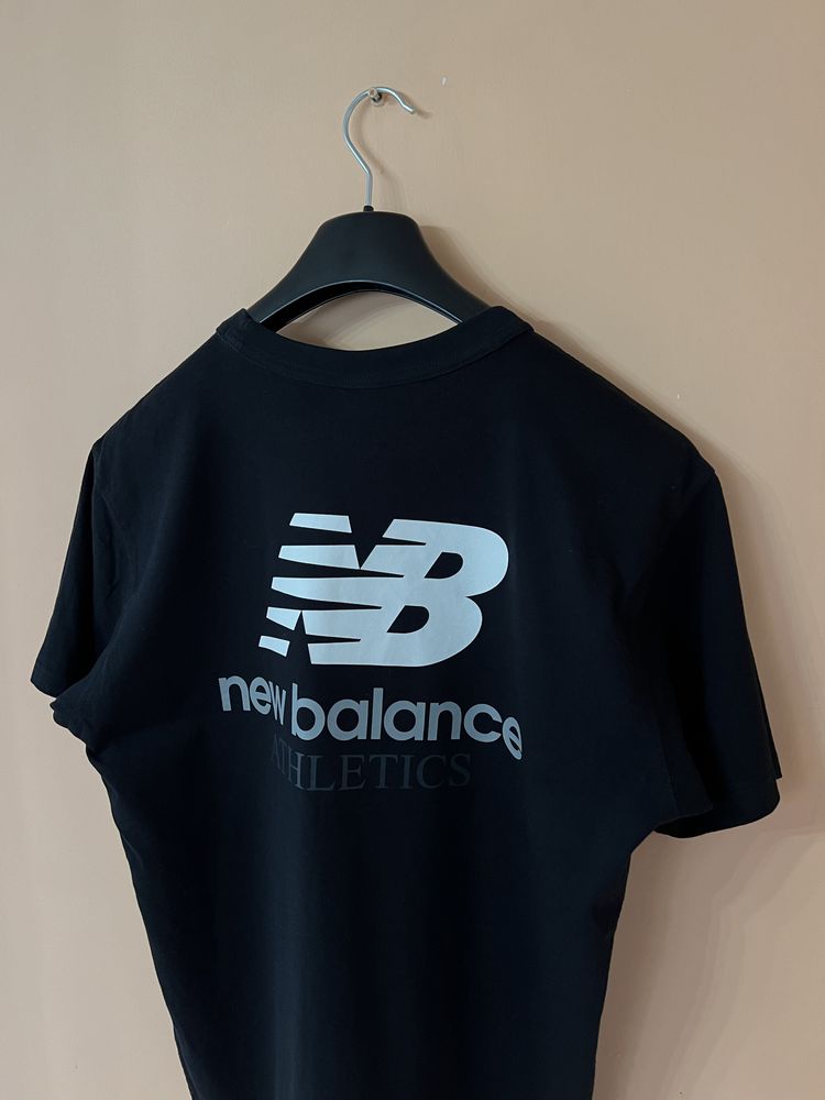 New Balance НА СПИНІ ЛОГО футболка як НОВА розмір М-L логотип