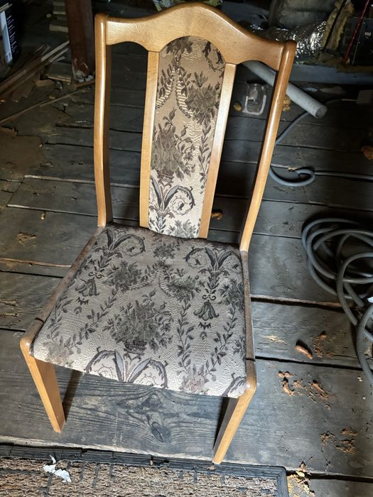 Krzesła drewniane z tapicerką