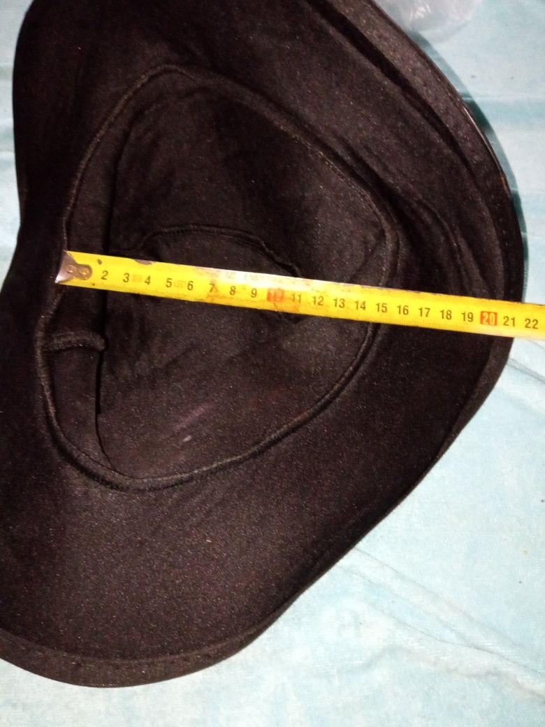 Duży czarny kapelusz