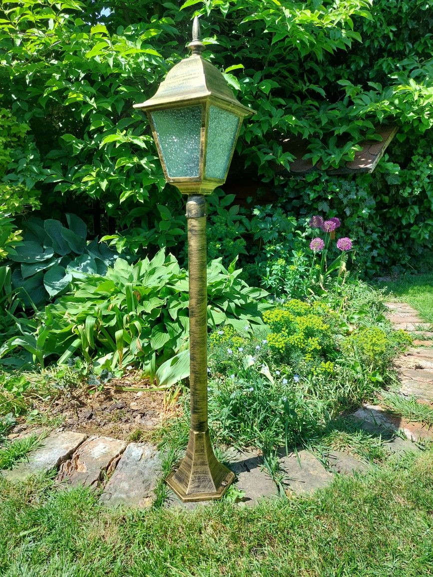 latarnia ogrodowa stojąca retro złota