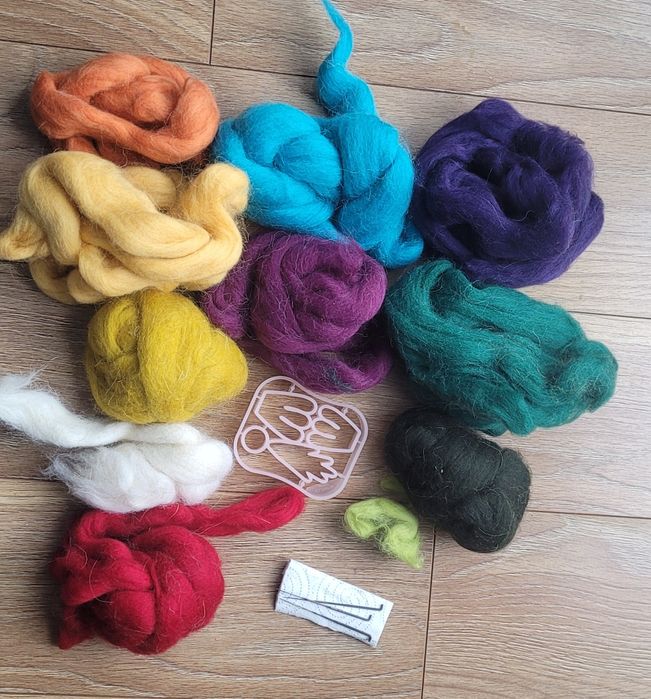 Zestaw do filcowania: wełna czesankowa, igły, szablon