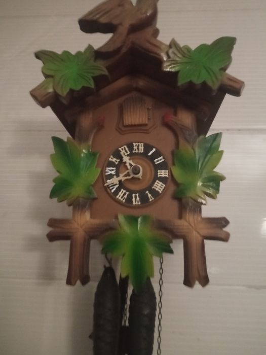 Bonitos relógios de cuco. canta o cuco bate as horas etc. um colorido