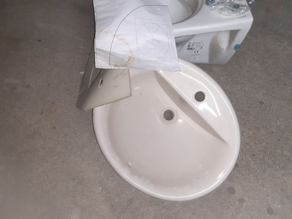 Louças sanitárias completamente novas.