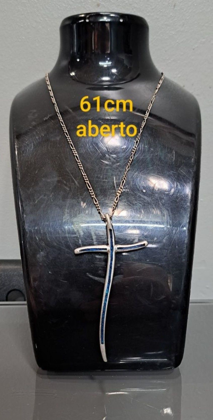 Fios em prata contrastada.