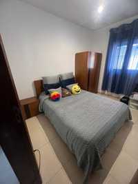 Mobília de quarto (cama de casal , roupeiro e 2 mesinhas de cabeceira)