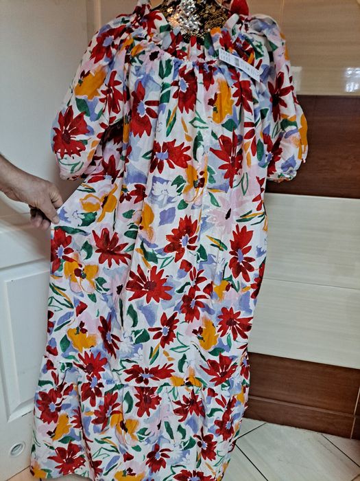 Śliczna sukienka damska duża.