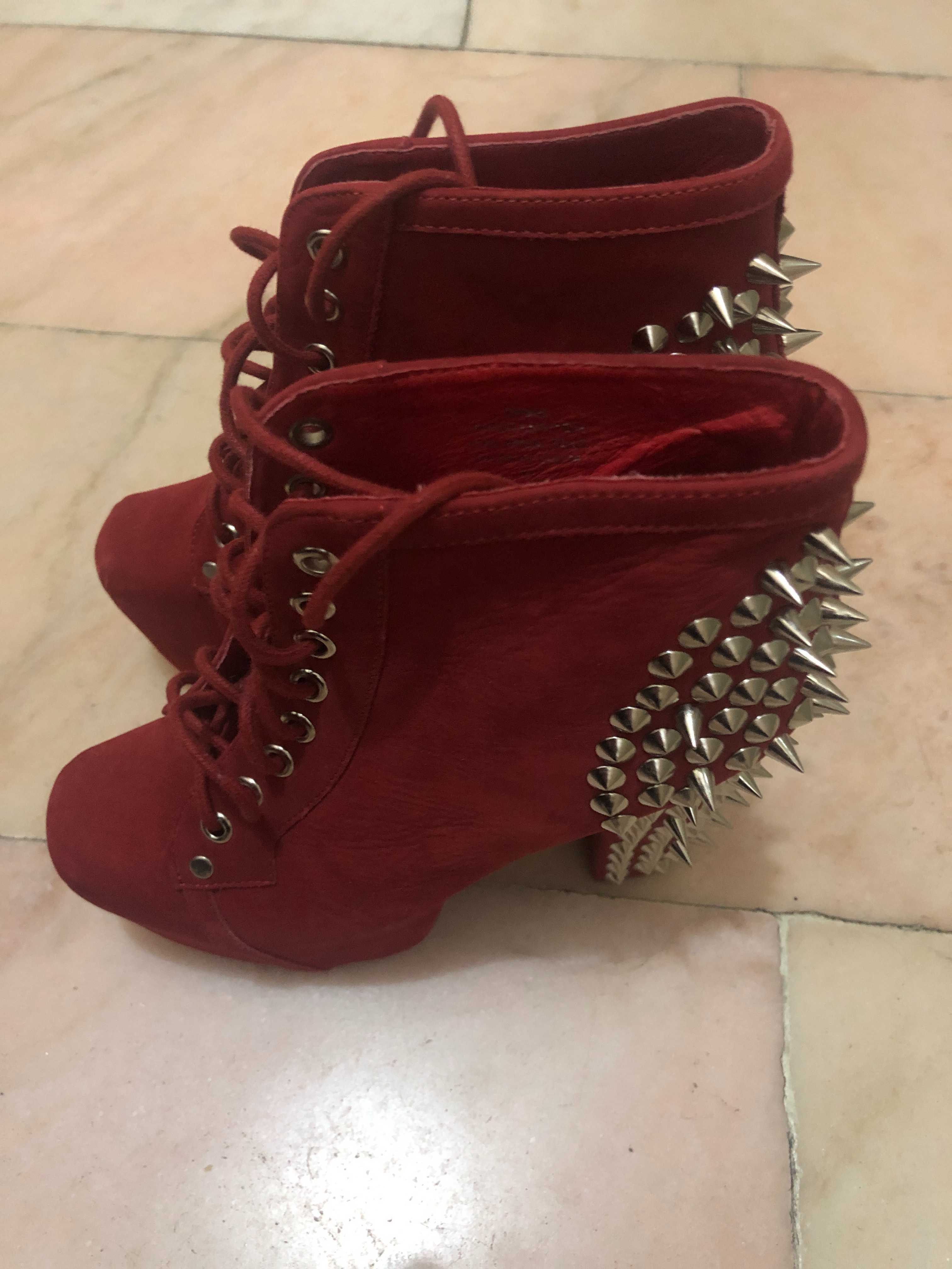 Botas em Pele com Espinhos Jeffrey Campbell