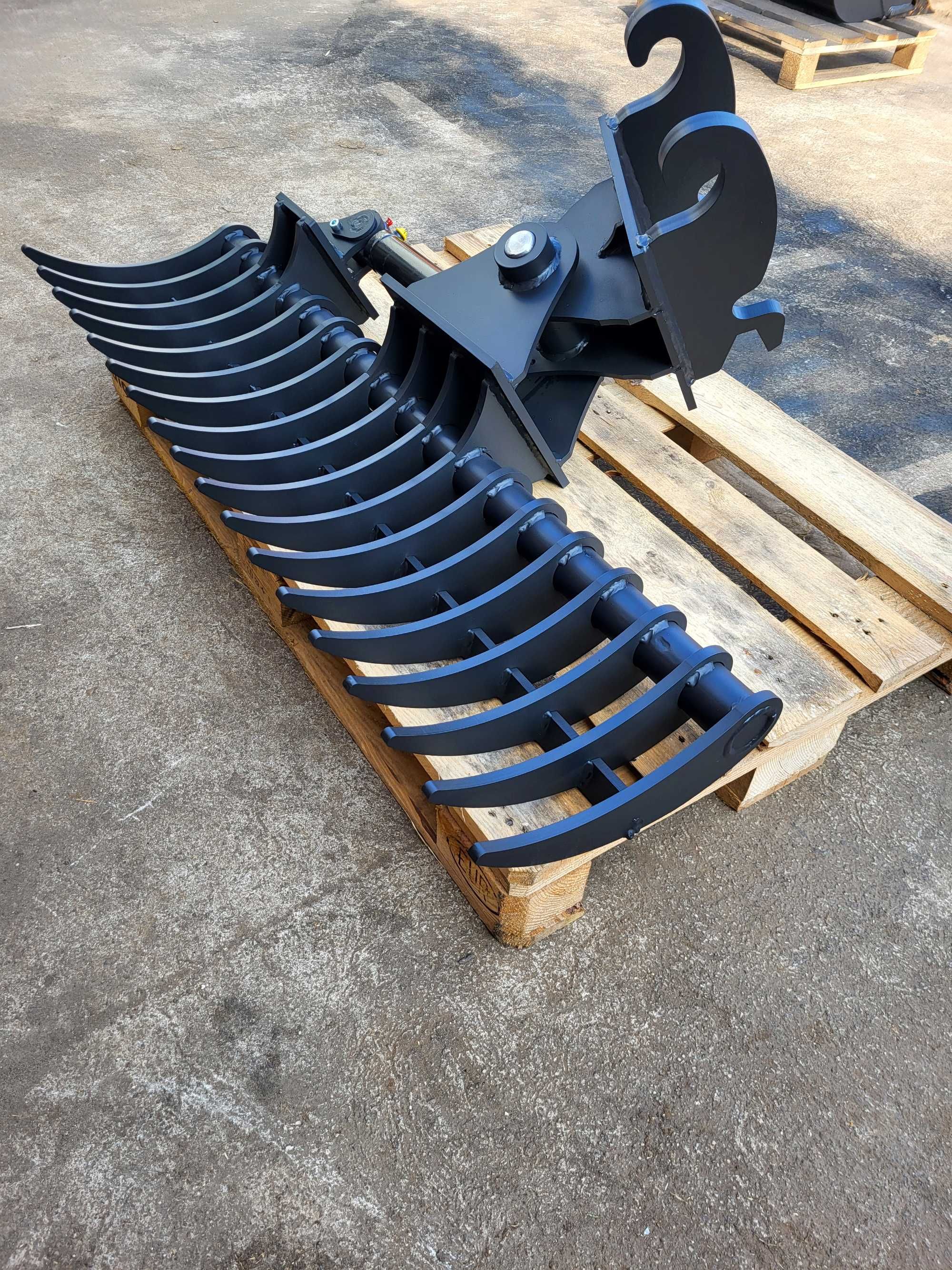 Grabie poziomowane hydraulicznie ukosowane do minikoparki 120cm