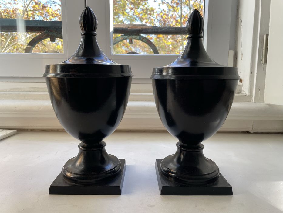 Potes decorativos em metal preto