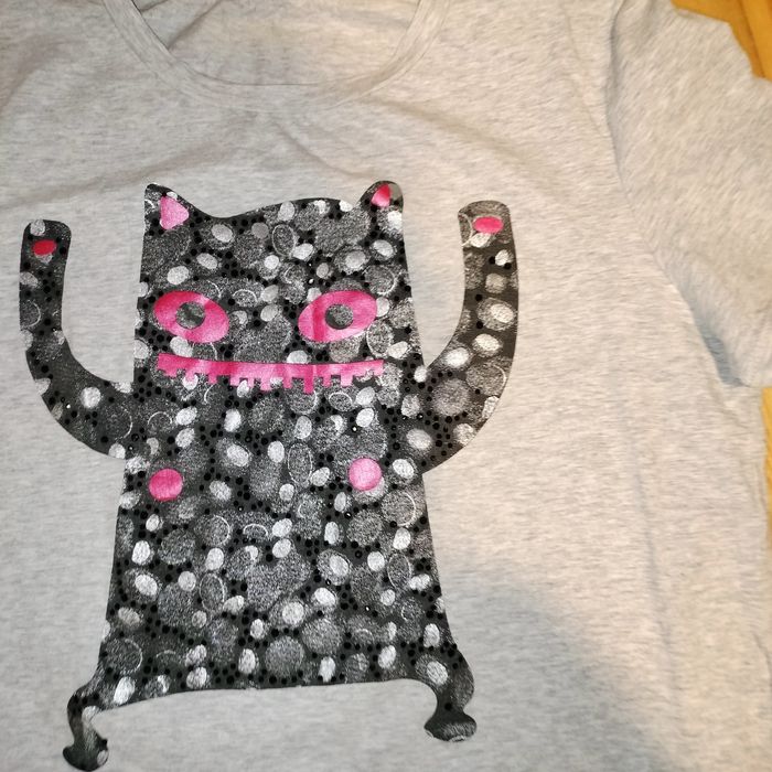 Koszulka dziewczęca z wesołym kotkiem asymetryczna 140 cm.