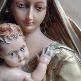 Baixo relevo de parede, grande, em marfinite, senhora e menino