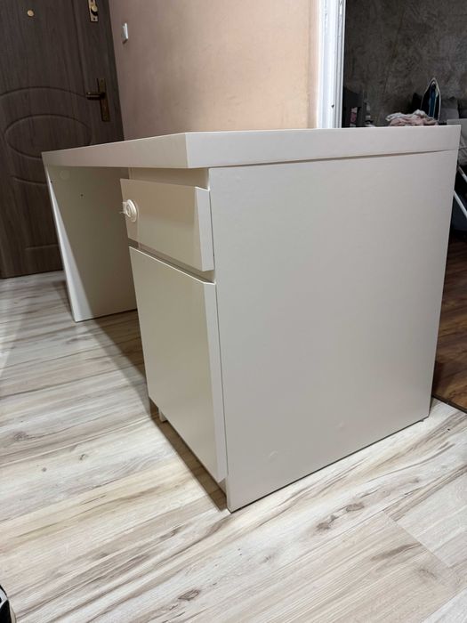 Białe biurko IKEA MALM 140×65 cm – stan bardzo dobry