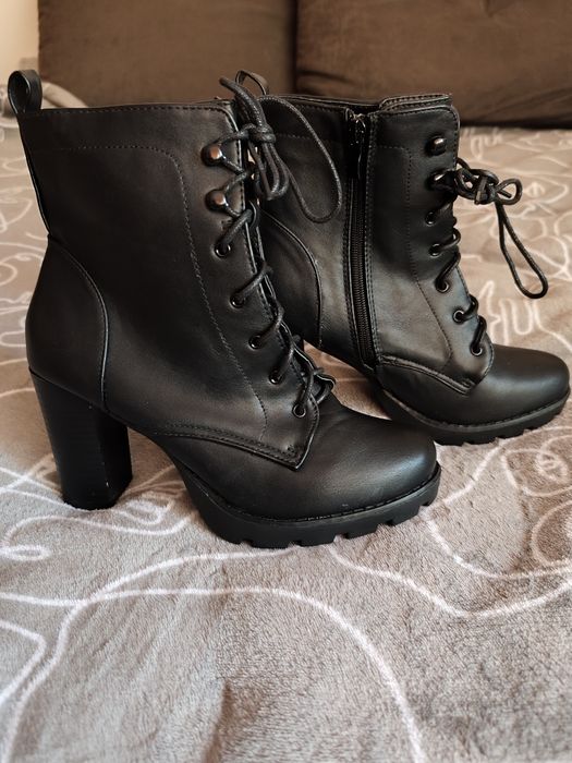 Sprzedam czarne botki