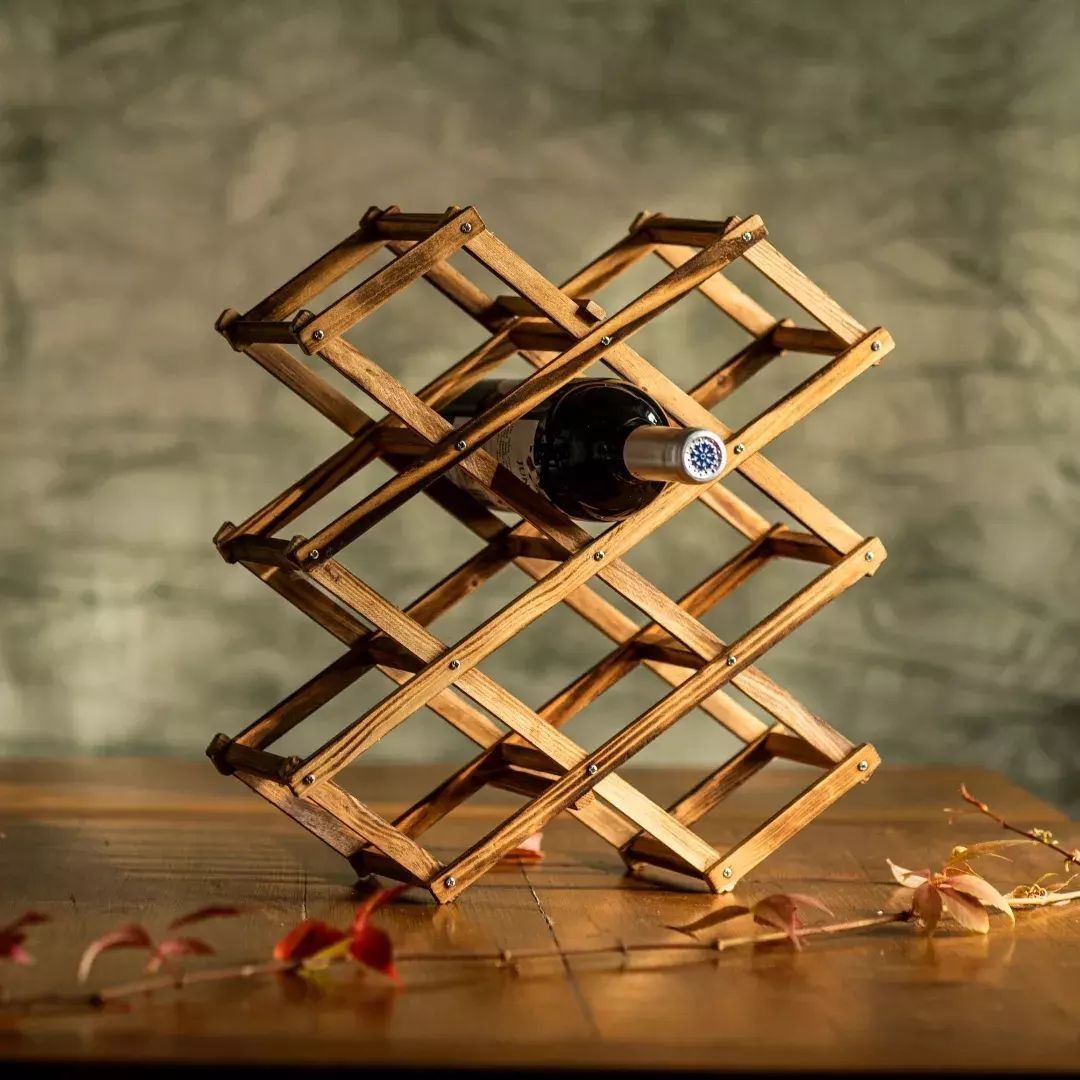 Drewniany stojak na wino w stylu minimalistycznym