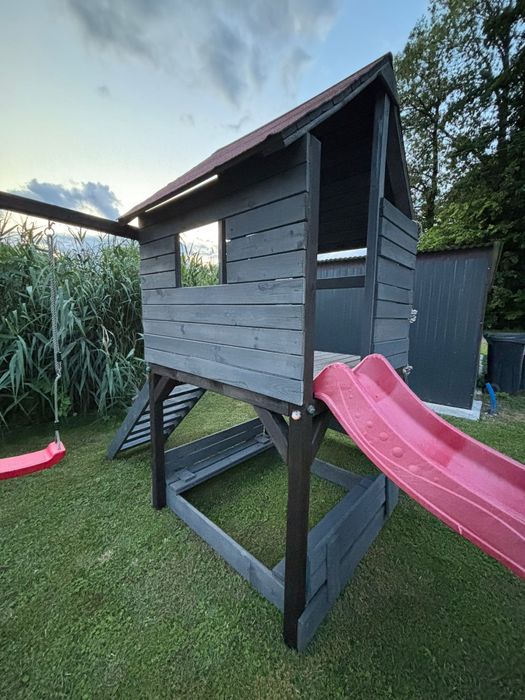 Domek dla dzieci odnowiony/odmalowany