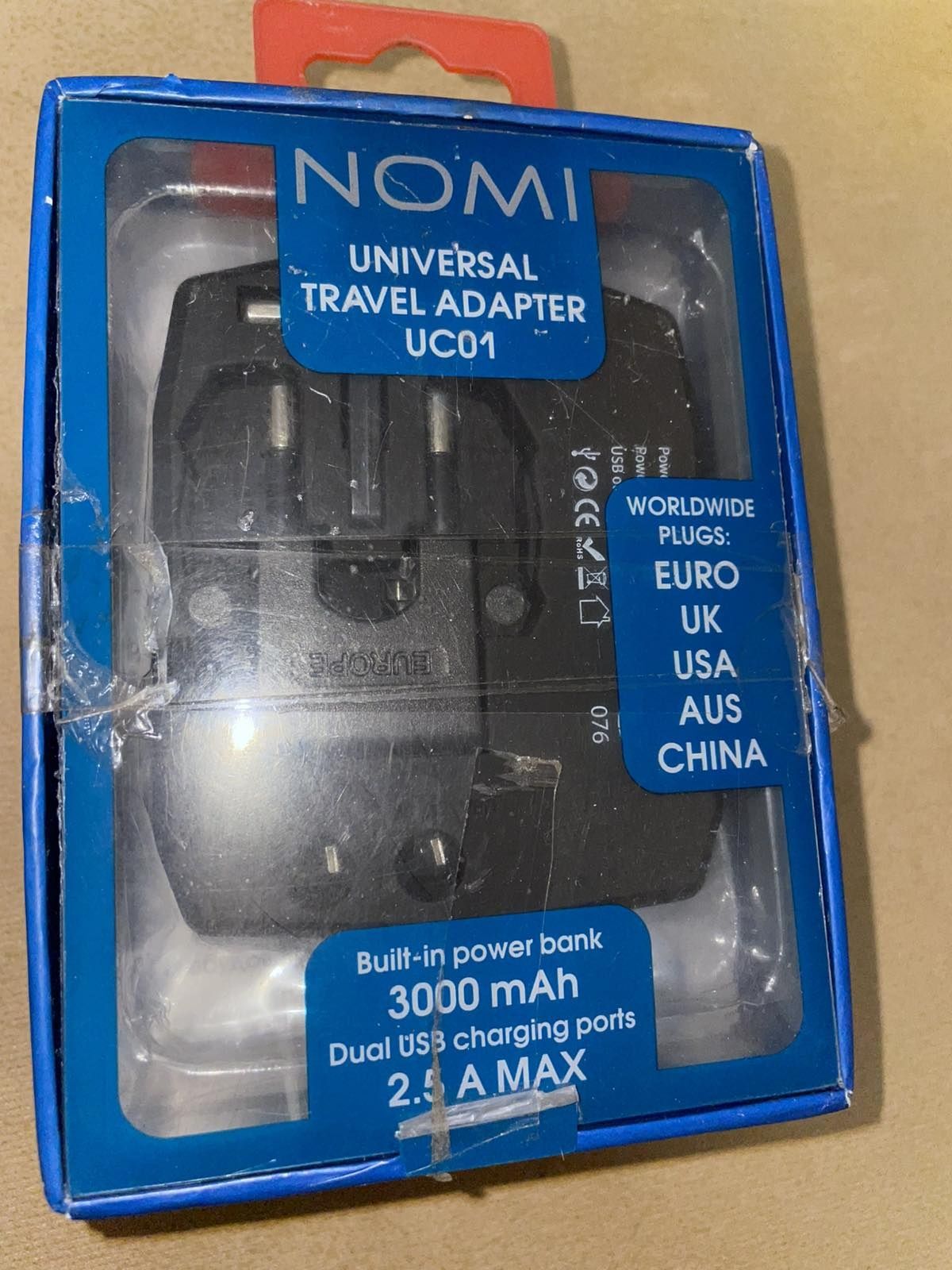 Мультитревел адаптер Nomi UC01 із вбудованим акумулятором чорний