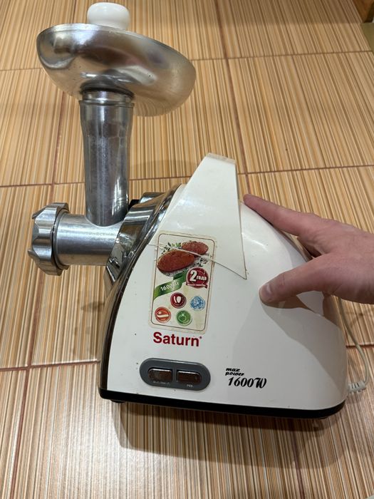 Мясорубка б/у рабочая saturn