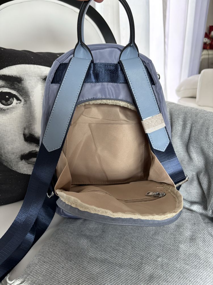 Mochila nova azul com etiqueta.