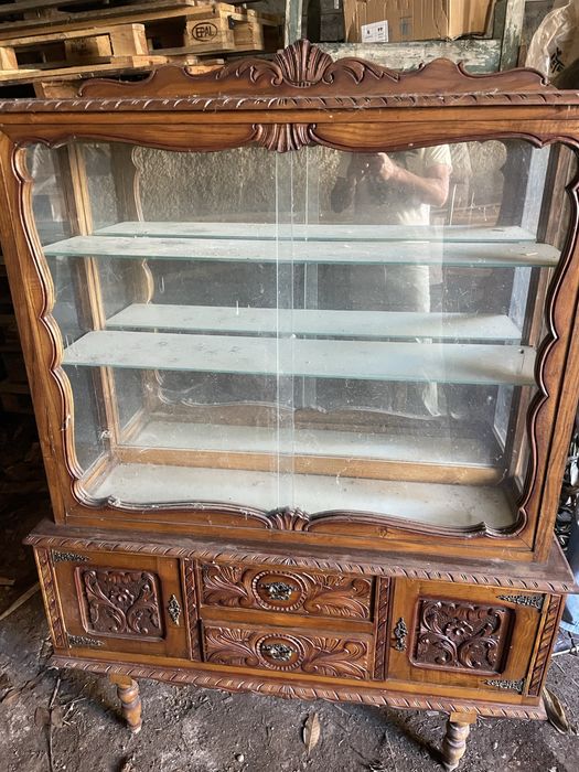 Cristaleira antiga com portas de vidro para restauro