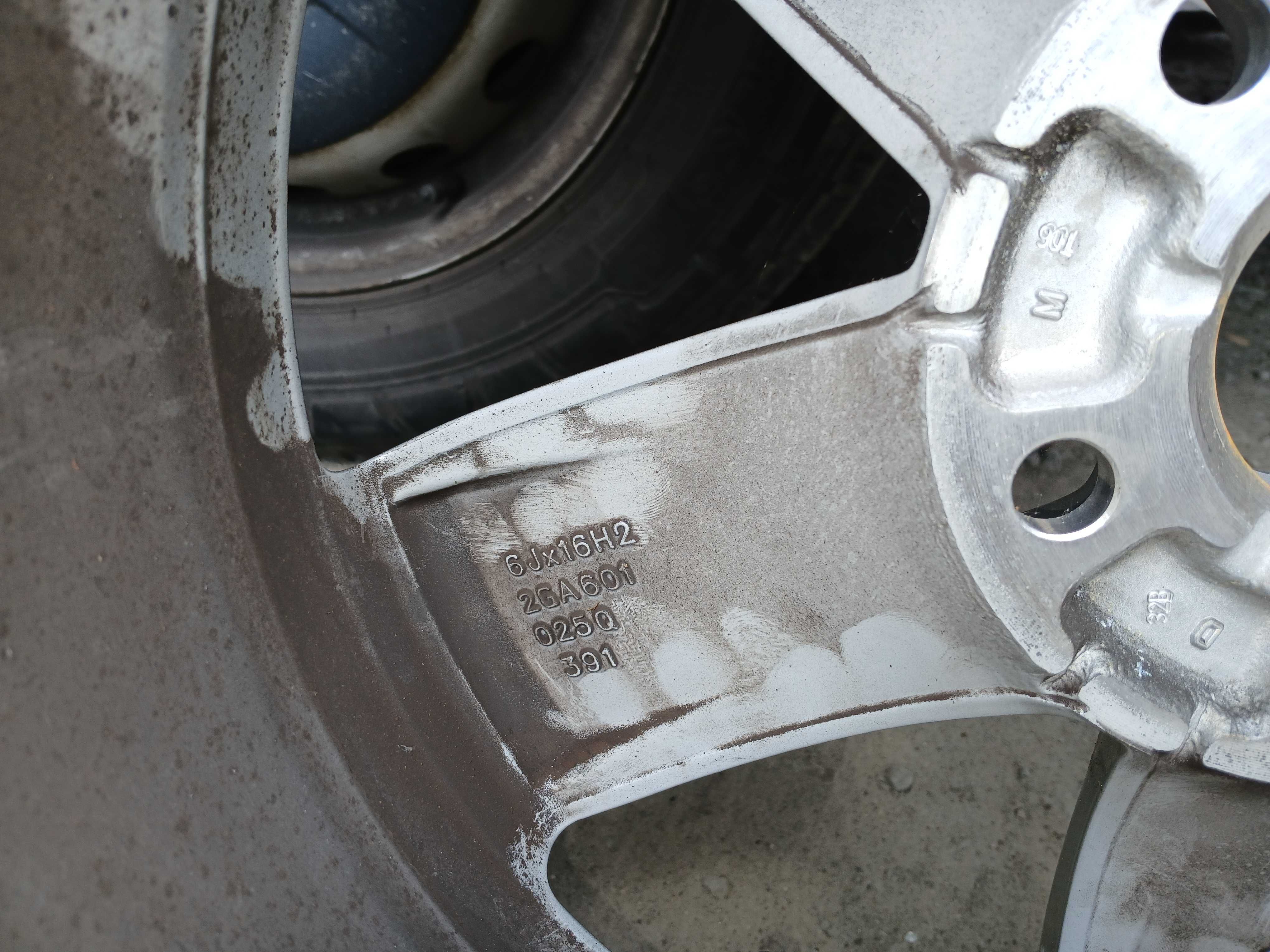 Felga aluminiowa 16 cali VW T-Roc Bridgestone Blizzak LM001 205/60R16.