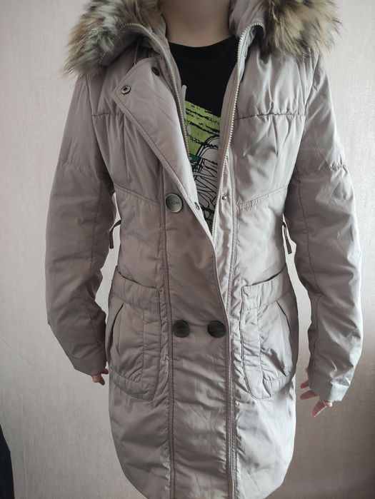 Продам зимнюю курточку с капюшоном с натуральным мехом