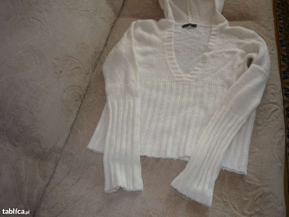 sweter z kapturem biały