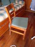 Cama,mesa de cabeceira, cadeira,escrevaninha