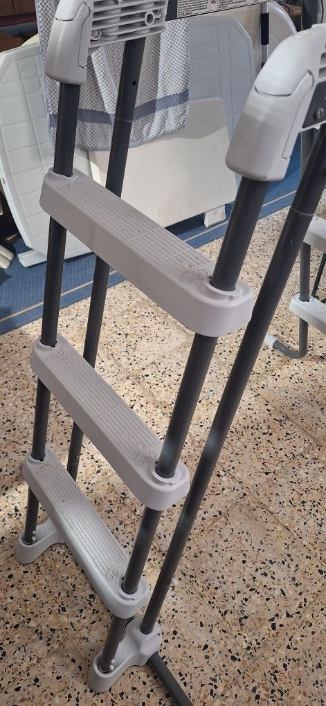 Escada para psicina de 90 a 107 cm de altura