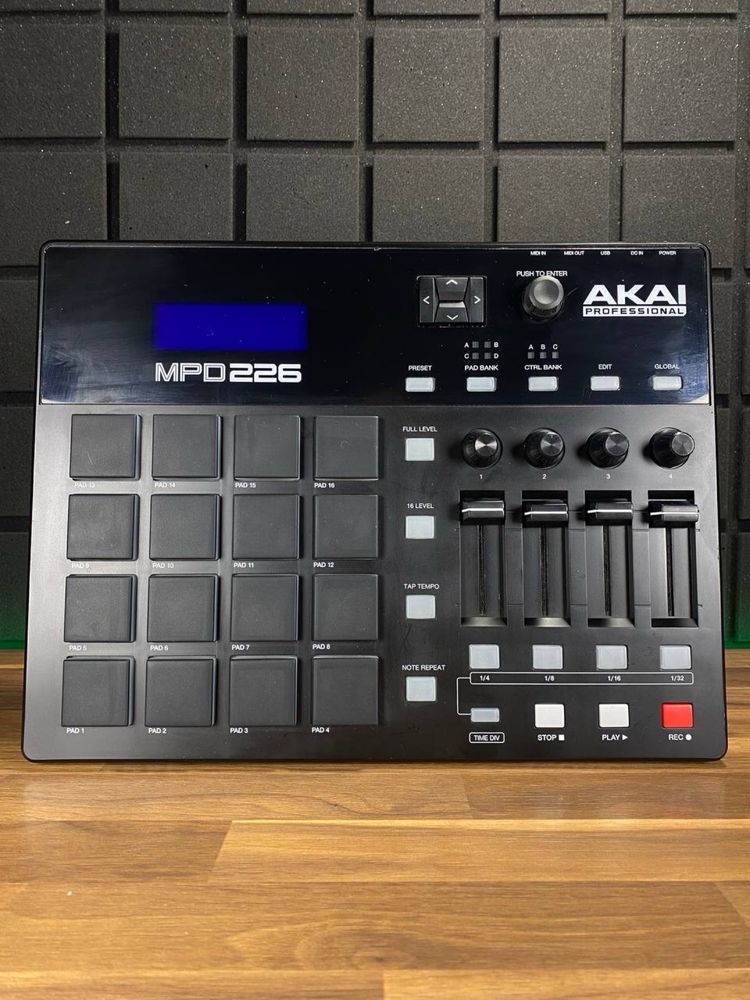 Akai MPD226 Контролер