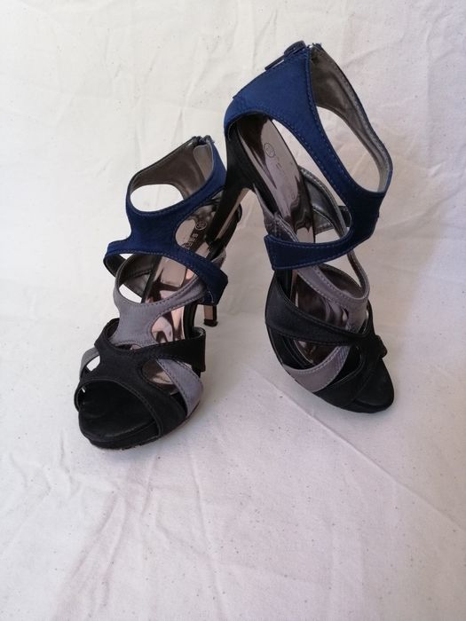 Sandálias de salto alto fino tricolor acetinadas