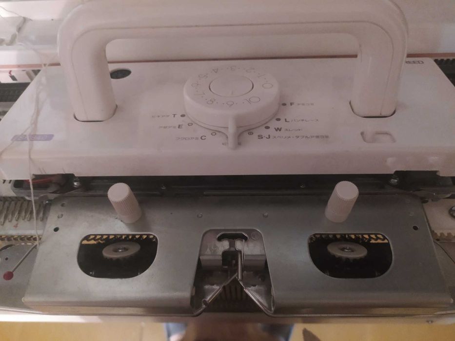 Электронная новая вязальная машина. Двухфонтурная Сильвер 840.