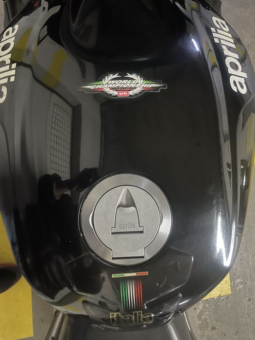 Aprilia RSV 1000 Factory