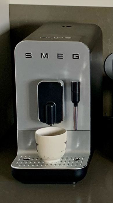 SMEG Máquina Café Expresso Grão Automática bean-to-cup