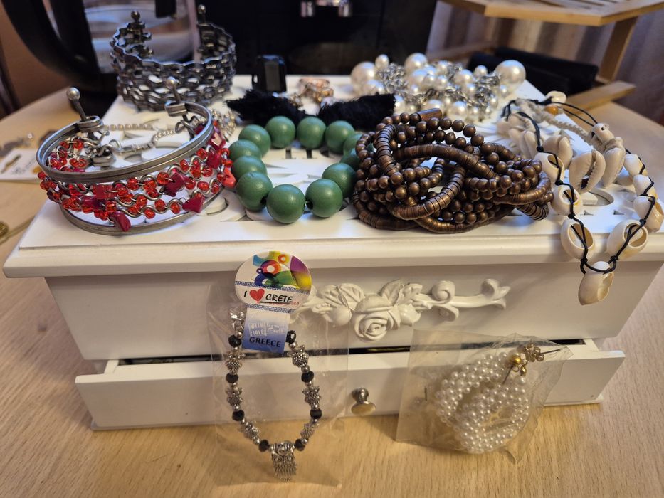 Zestaw różniej biżuterii