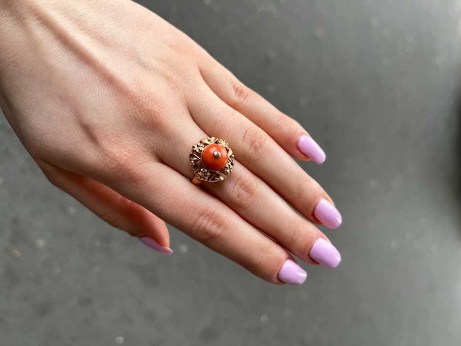 Złoty pierścionek z koralem w typie Imago Artis po 1963 roku - Kraków