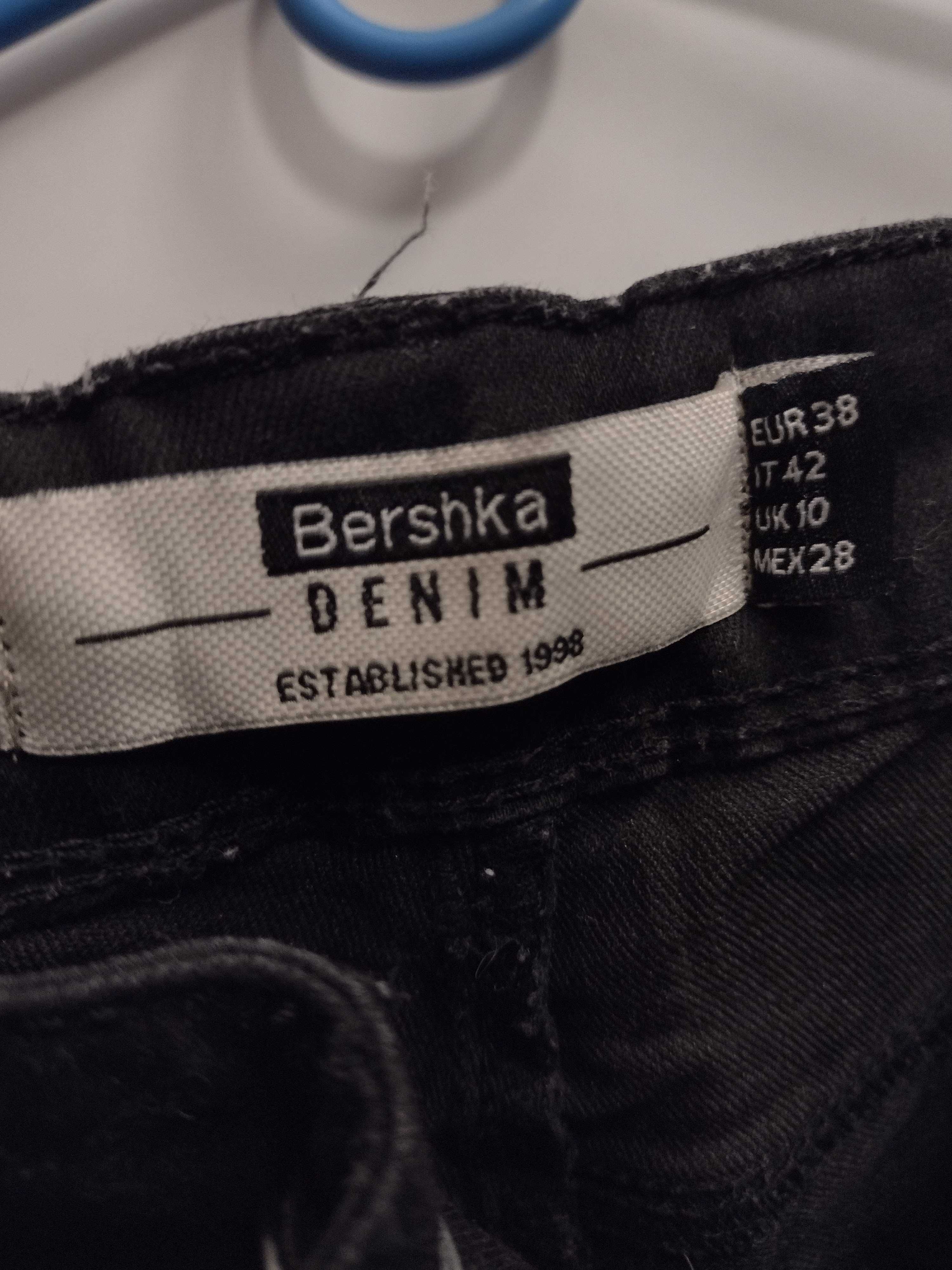 Sprzedam czarne damskie spodnie firmy BERSHKA rozm. 38