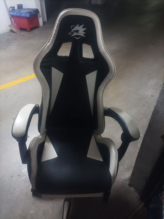 Cadeira gamer branca e preta