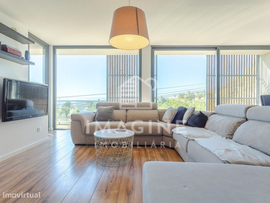 Moradia recente, de arquitectura contemporânea. com vista para o Ri...
