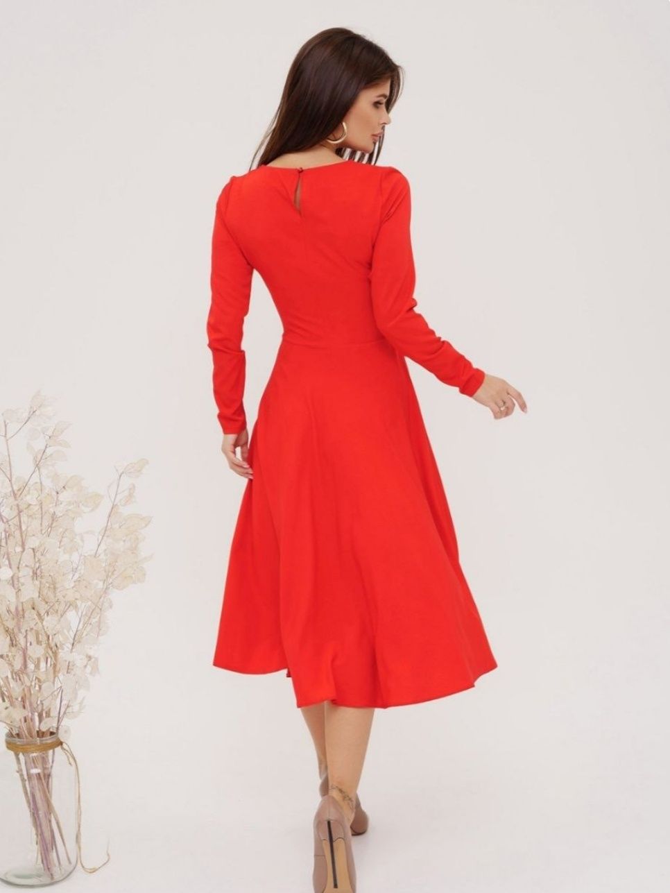 Чарівна червона сукня