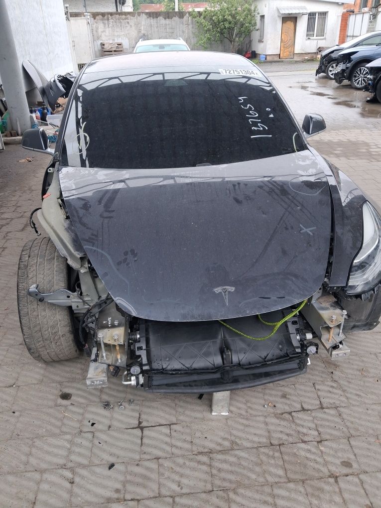 Капот Tesla model 3